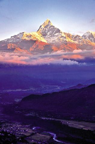 尼泊尔 喜马拉雅群峰日落（黎伟 摄）