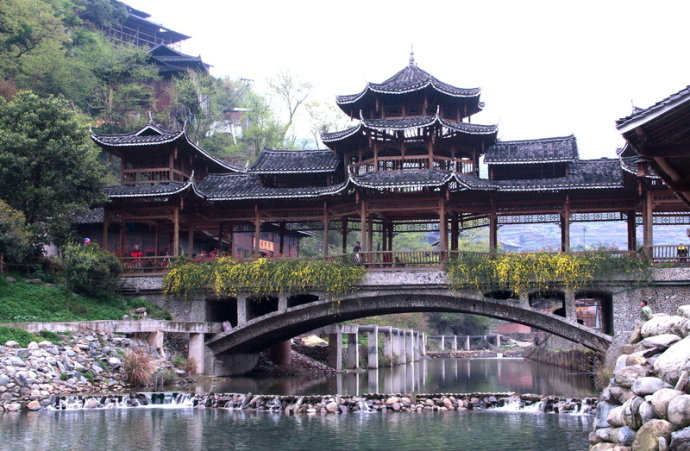 多数苗寨在村寨附近建有风雨桥,以关风蓄气和挡风遮雨