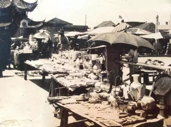 1920年，夫子庙前的古玩摊，紫砂壶，白玉瓶。.jpeg