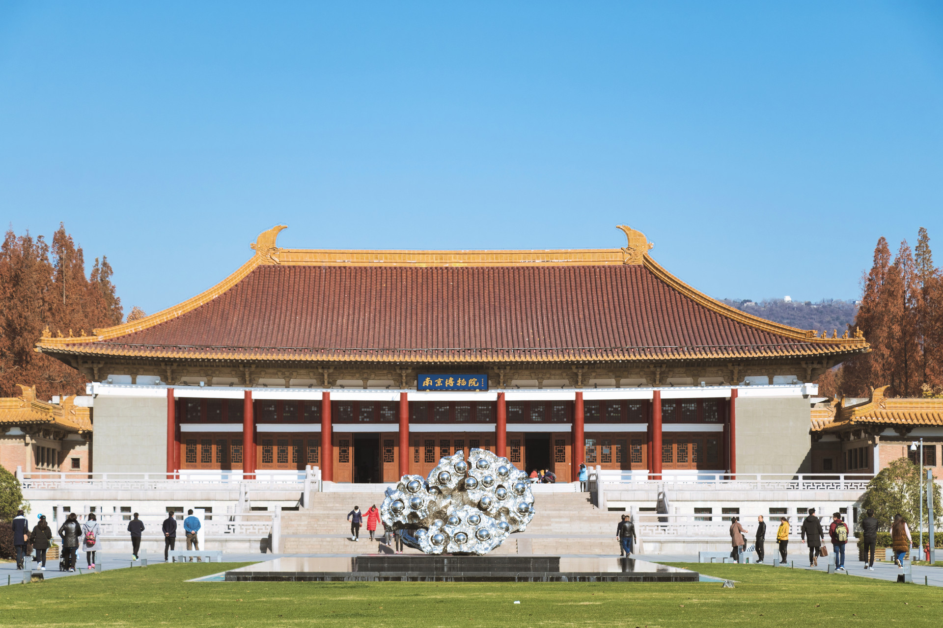 迎面映入眼帘的就是一栋仿辽代的古建筑,也是南京博物院的正大门