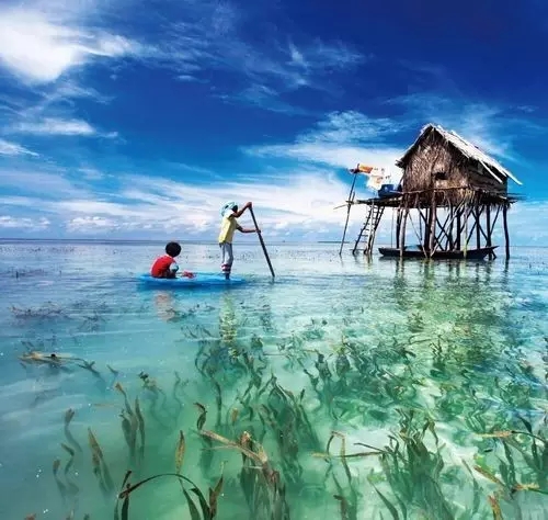 在马来西亚藏着一个蓝色魔力渔村
