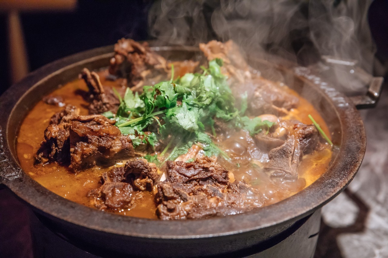 当然草原上的美食非常多,烤全羊,手把肉,孜然羊肉,土火锅,拔丝奶豆腐