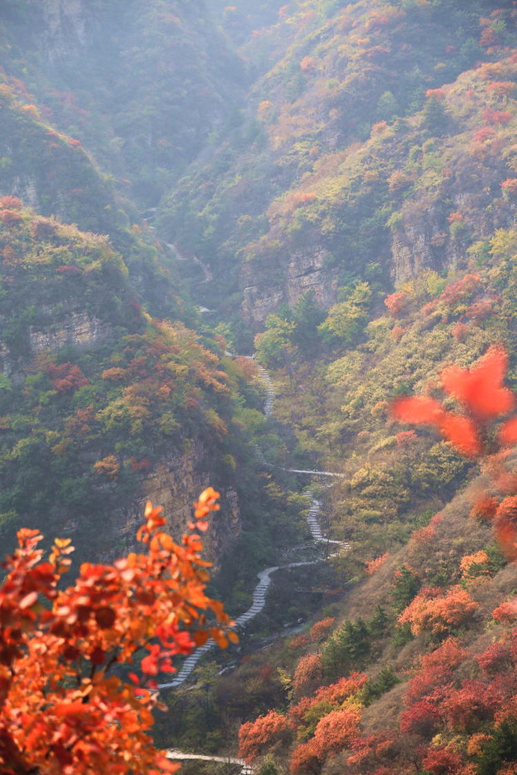 白銀坨景區位於保定市順平縣神南鎮深山區,是保定市西北部太行山脈的