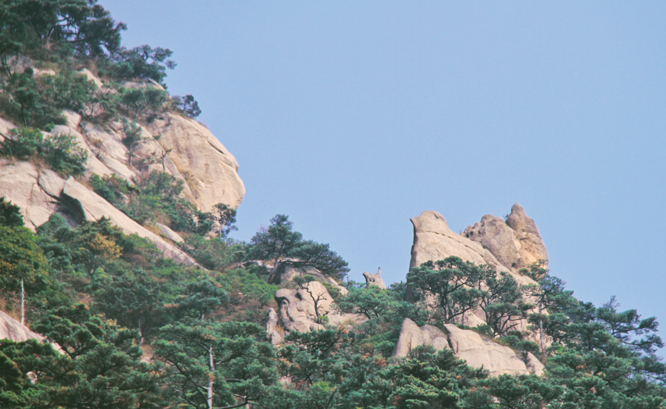 金鸡叫天门大家印象:金鸡叫天门,位于黄山半山寺前仰观天都峰山腰老人