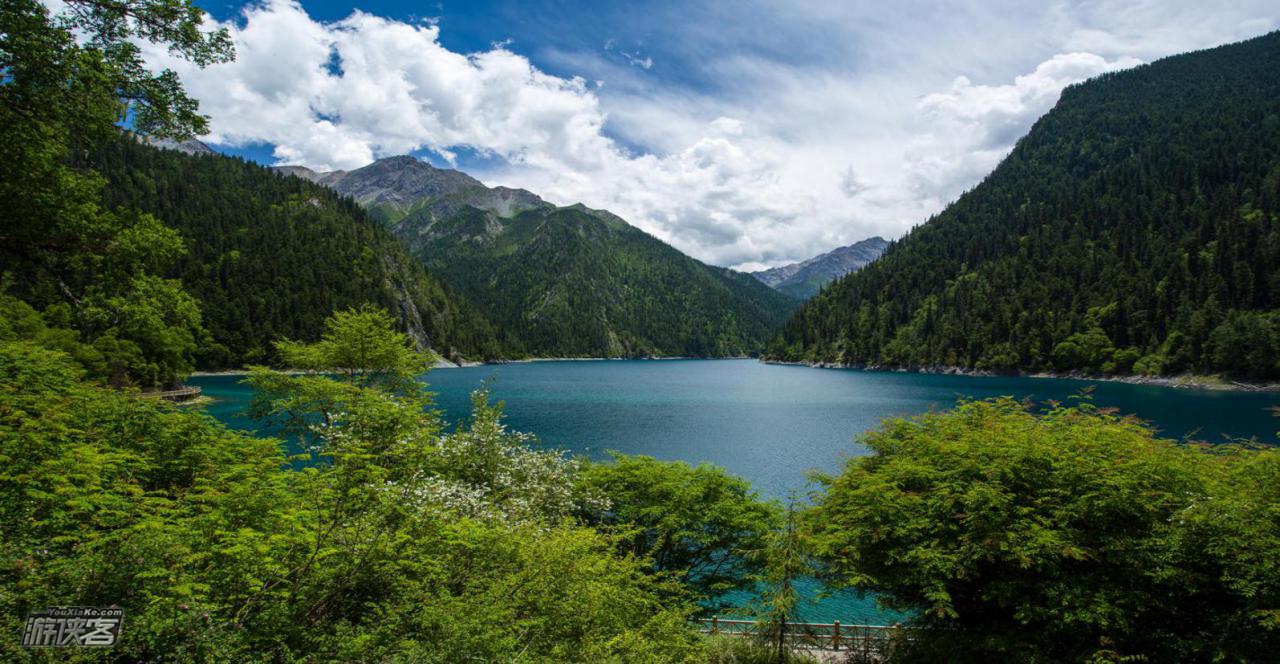 九寨沟的春夏季风景，让人迷醉在各种碧玉般的海子以及沁人心肺的空气中。